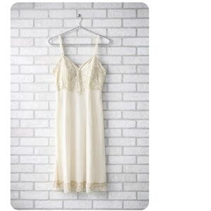 Vintage Heiress 1960’s Cream Lace-Trimmed Nylon Full Slip Chemise Size 34